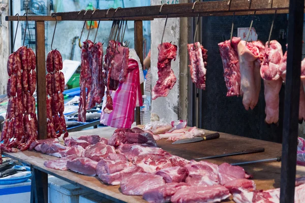 Сырое мясо на традиционном рынке Тайваня — стоковое фото