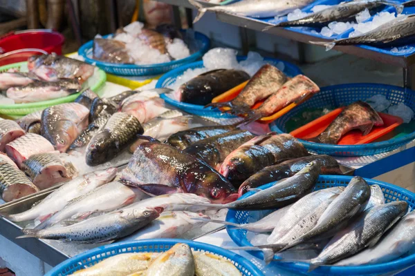 Surowe ryby na tradycyjnym rynku na Tajwanie — Zdjęcie stockowe