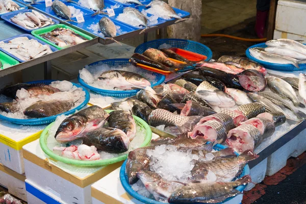 Surowe ryby na tradycyjnym rynku na Tajwanie — Zdjęcie stockowe