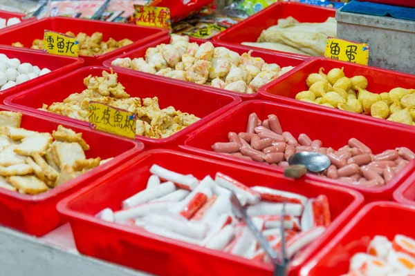 Comida callejera en el mercado tradicional en Taiwán — Foto de Stock