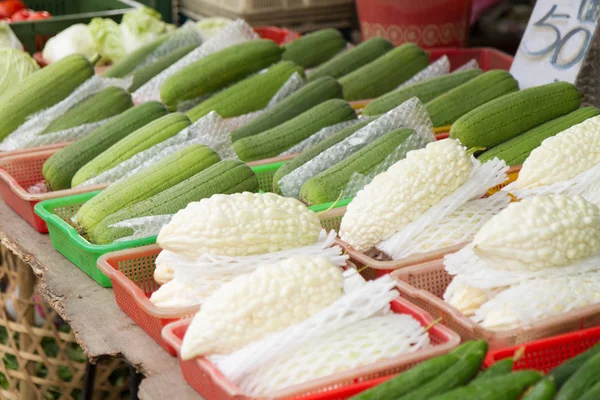 Balsam pear and towel gourd at traditional market in Taiwan — Stock Photo, Image