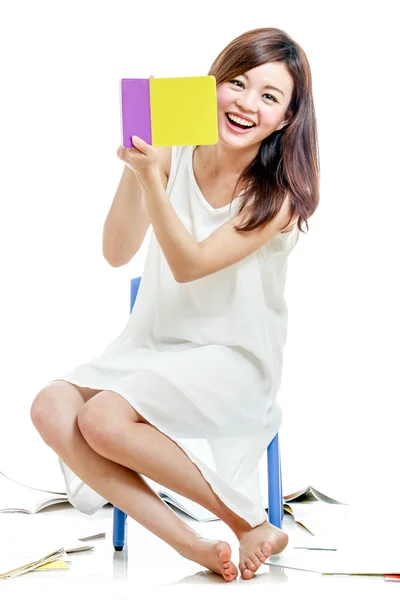 Asiática mujer sonriendo un holding hasta colorido libro —  Fotos de Stock