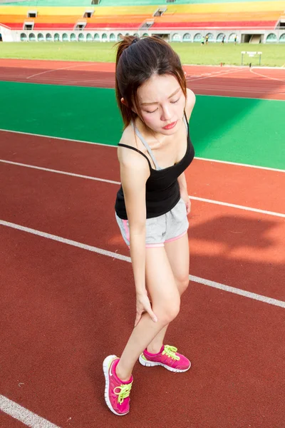 Chinese jogger with injured leg — Stock Photo, Image