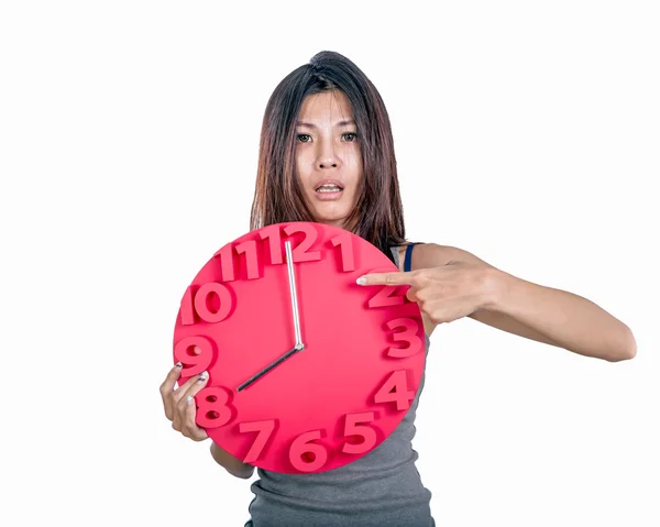 Asiatische Frau hält Uhr — Stockfoto