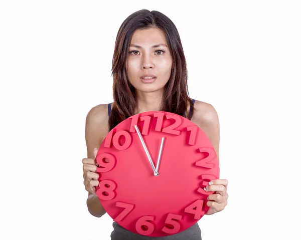 Asiatische Frau hält Uhr — Stockfoto