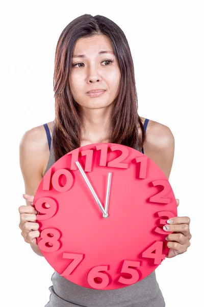 Mujer asiática sosteniendo reloj — Foto de Stock