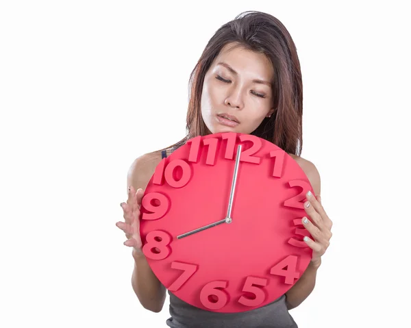 Asiatische Frau hält Uhr — Stockfoto