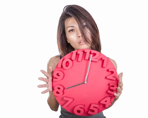 Asiatische Frau hält Uhr — Stockfoto