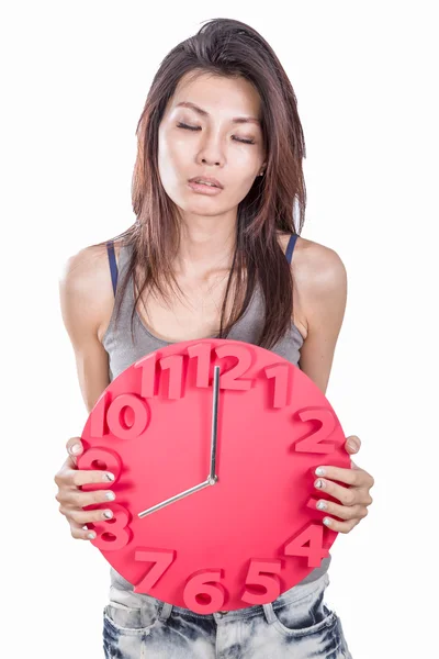 Asiatische Frau hält Uhr — Stockfoto