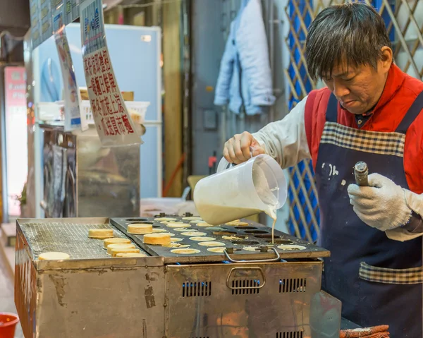 Торговец десертами на ночном рынке в Тайбэе — стоковое фото