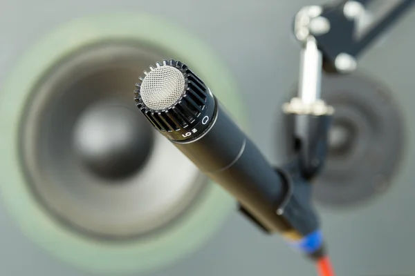 Dynamisk mikrofon med ur fokus högtalare — Stockfoto