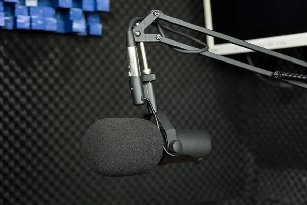 Microfone dinâmico em estúdio de gravação — Fotografia de Stock