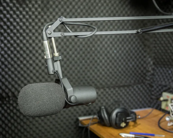 Dynamic microphone in recording studio — Stock Photo, Image