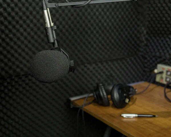 Microfone dinâmico em estúdio de gravação — Fotografia de Stock