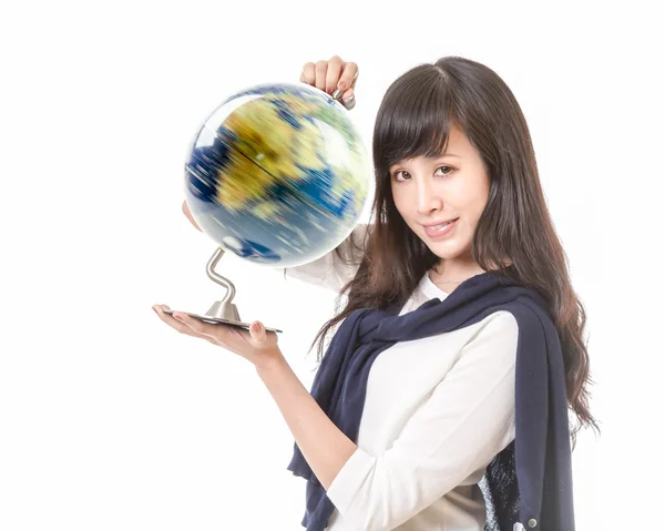 Mujer asiática con globo giratorio en las manos — Foto de Stock