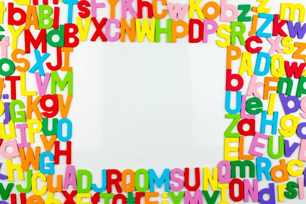 Ímãs alfabeto formando quadro no quadro branco — Fotografia de Stock
