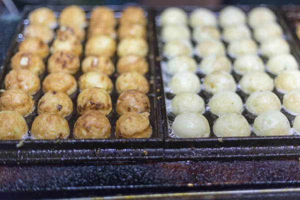 Poffertjespan op een nachtmarkt — Stockfoto