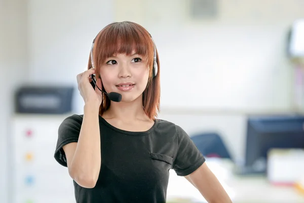 Operador del centro de llamadas con auriculares —  Fotos de Stock