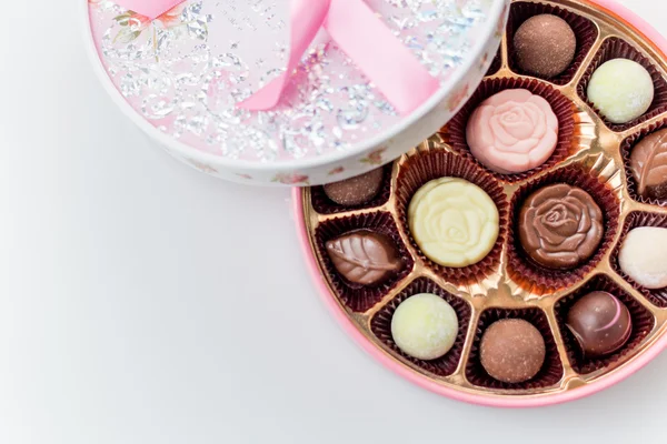 Beyaz arka plan üzerinde pembe kutu çikolata