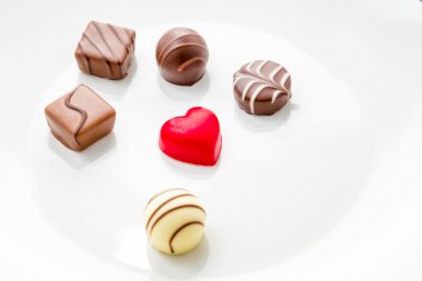 Kalp şeklinde çikolata ile diğer şekerlemeler 