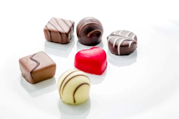 Kalp şeklinde çikolata ile diğer şekerlemeler — Stok fotoğraf