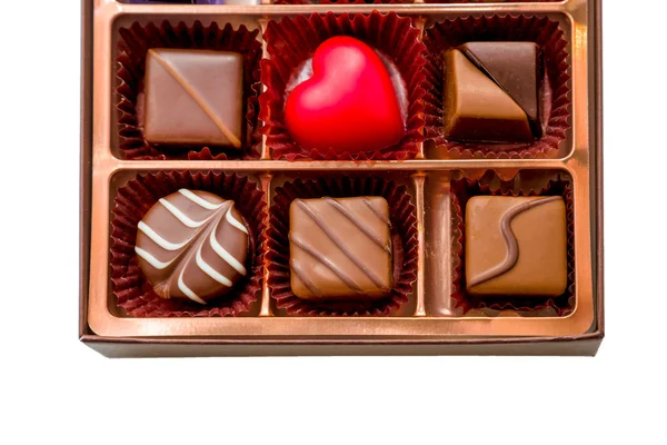 Brun låda med choklad med blandad choklad — Stockfoto