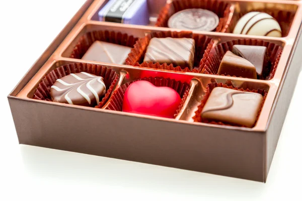 Barna doboz csokoládé válogatott csokoládék — Stock Fotó