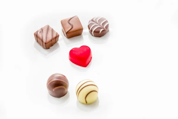 Hjärtformade choklad med andra Konfektyr runt — Stockfoto