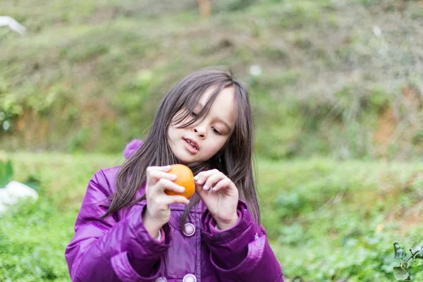 Criança em Orange Farm descascando a fruta — Fotografia de Stock