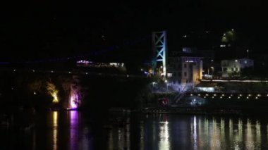 Gece sahne paddleboats, köprü ve citylights Gölü