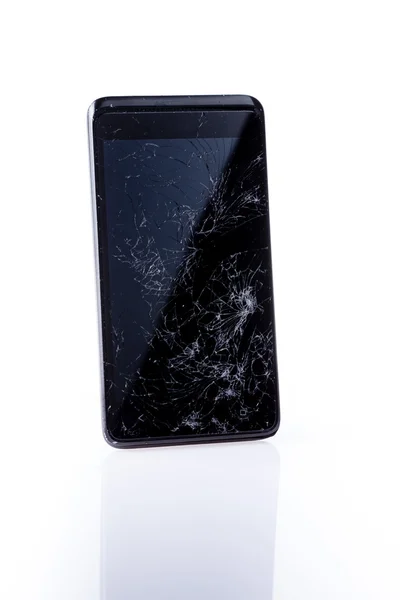 Mobilní smartphone s rozbitými obrazovky na bílém pozadí s odleskem — Stock fotografie