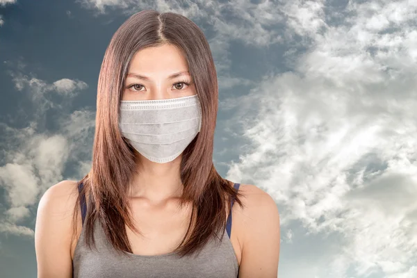 Mulher asiática usando máscara cirúrgica — Fotografia de Stock
