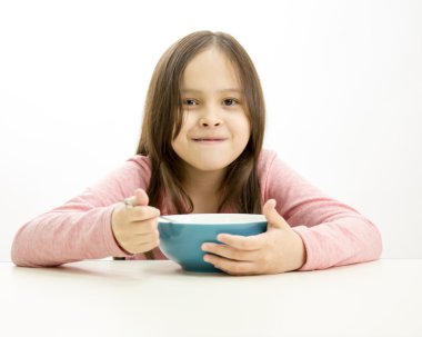 Mısır gevreği yeme genç kız