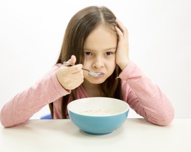 Mısır gevreği yeme genç kız