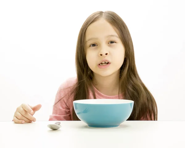 Ung flicka äter spannmål — Stockfoto