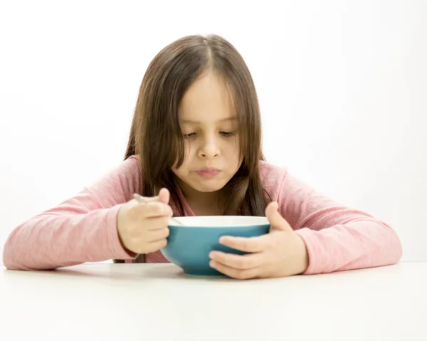 Молодая девушка ест хлопья — стоковое фото