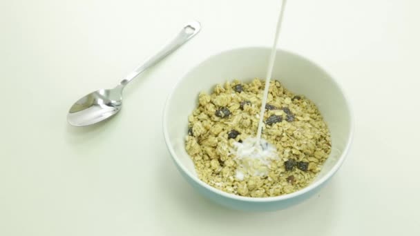 Bir kase mısır gevreği, dökülür varlık süt çok fazla süt — Stok video