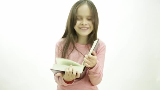 Young girl reading — Stock Video