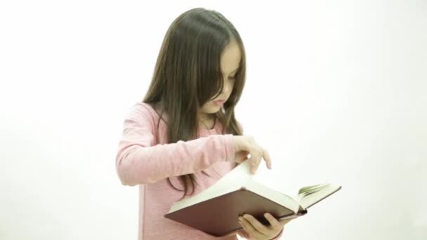 Young girl reading — Stock Video