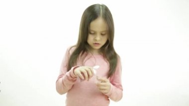 İlacı şurup formunda ve ifadeleri yapma genç kız