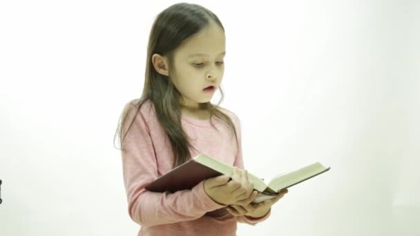 Junges Mädchen liest — Stockvideo