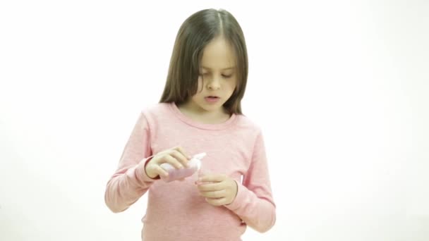 Menina tomando remédio em forma de xarope e fazendo expressões — Vídeo de Stock