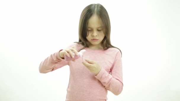 Jeune fille prenant des médicaments sous forme de sirop et de faire des expressions — Video