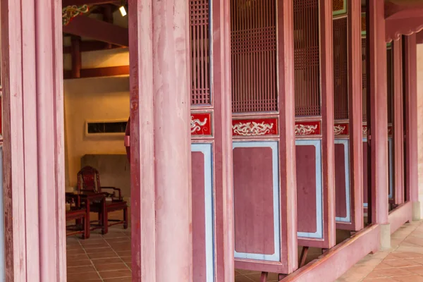Rad av gamla kinesiska dörrar — Stockfoto