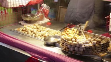 Satıcı Lehua gece Pazarı'na Tayvan, ızgara köfte