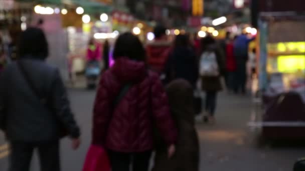 Prodejci a nakupující na Lehua noční trh v okrese Yonghe, rozostření — Stock video