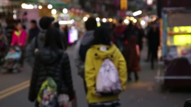 Prodejci a nakupující na Lehua noční trh v okrese Yonghe, rozostření — Stock video