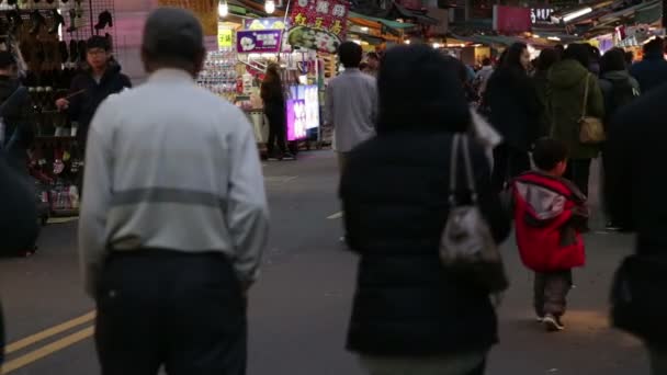 Eladók és a vásárlók Bálint éjszaka piacot Jungho kerületben, defocused — Stock videók