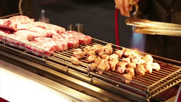 Vendedor cocina carne de res con soplete en el mercado nocturno de Lehua en Taiwán — Vídeo de stock