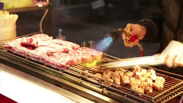 Vendedor cozinhar carne bovina com maçarico no mercado noturno de Lehua em Taiwan — Vídeo de Stock